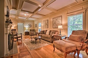 Télévision, cheminée, lecteur de DVD, table de tennis de table