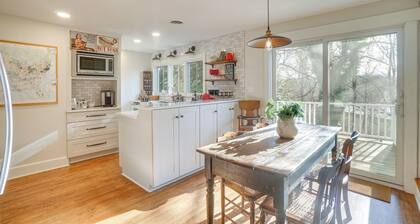 'the Porch House' Located in Historic Village