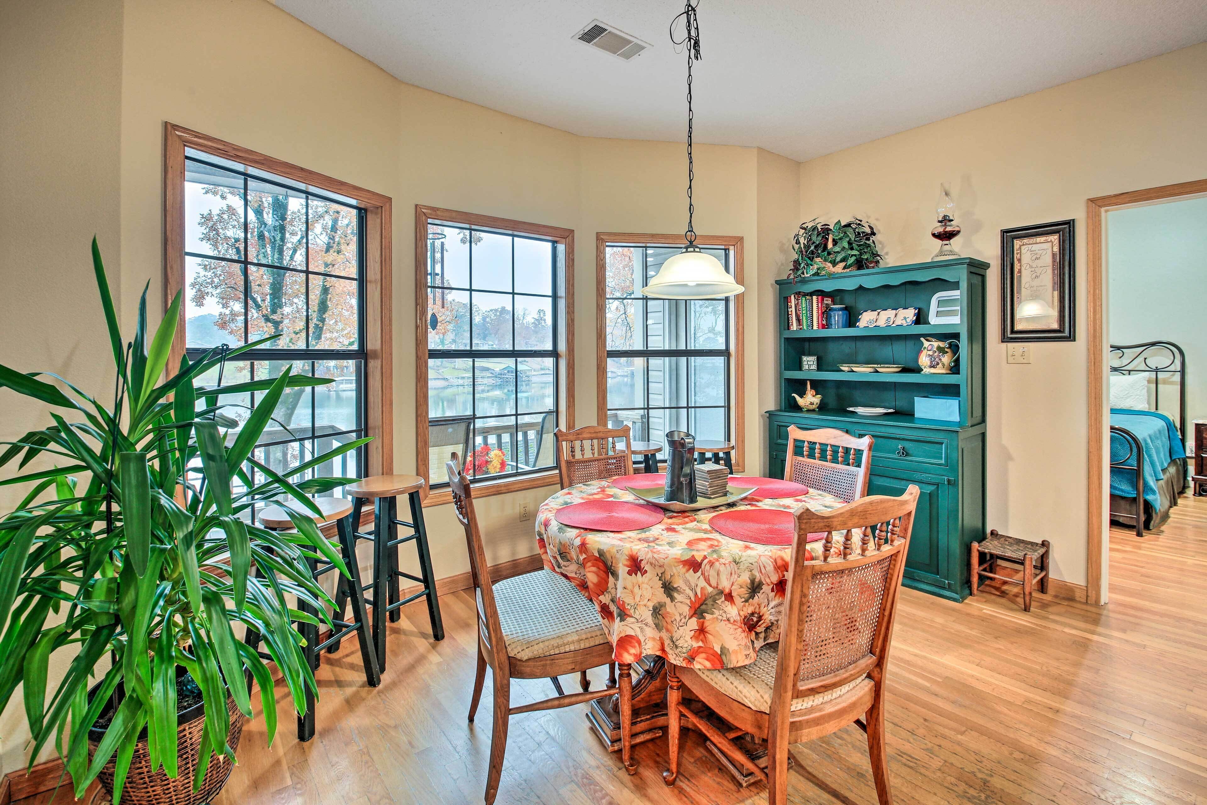 Spacious Hot Springs Oasis on Lake Hamilton!