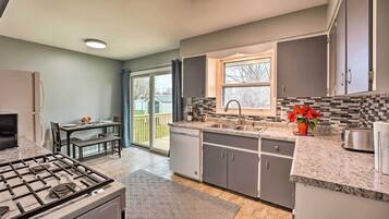 Apartment (2 Bedrooms) | Private kitchen | Microwave, oven, stovetop, dishwasher