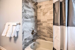 Apartment (2 Bedrooms) | Bathroom - Homey Duplex - 10 Mi to Downtown Grand Rapids! (Jenison)