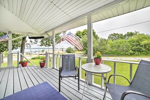 Outdoor dining - Colorful Lake Huron Home: Near Ferry & Beach! (De Tour Village)