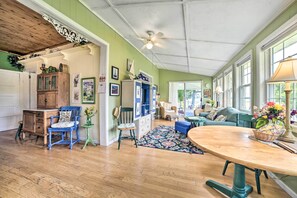 Télévision, cheminée, livres