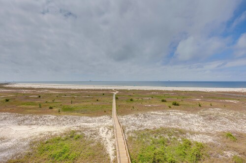 Beachfront Dauphin Island Condo w/ 2 Pools & Sauna