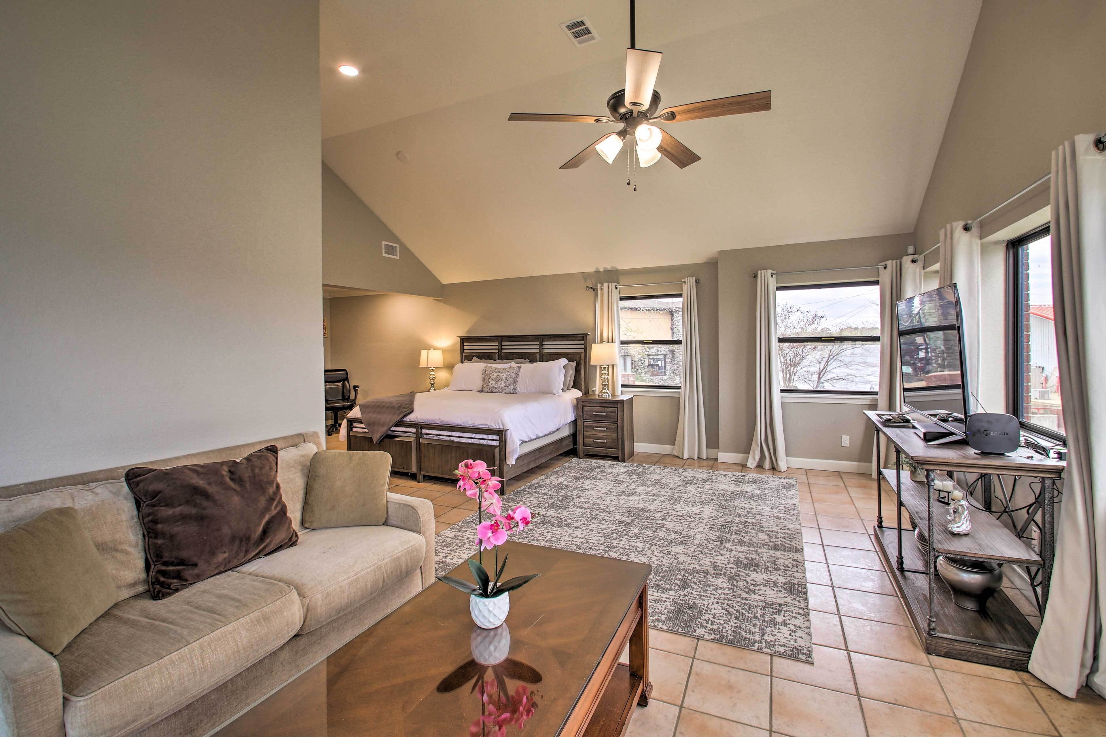 Pet-friendly Lakefront Hot Springs Home w/ 2 Docks