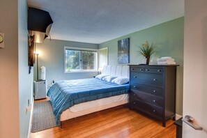 A bedroom with a bed, dresser, and a window. - Golf & Adventure! Condo 2 Mi to Dtwn Ellicottville (Great Valley)