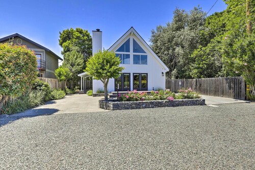 Luxe Wine Country Getaway w/ Vineyard Views