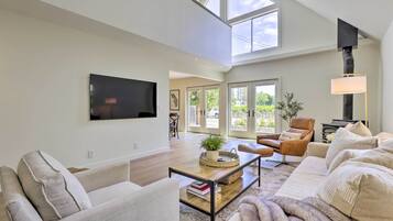 TV, fireplace