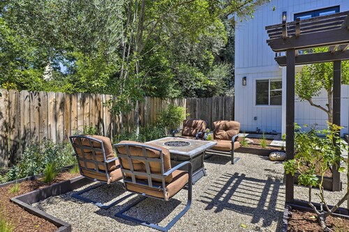 Luxe Wine Country Getaway w/ Vineyard Views