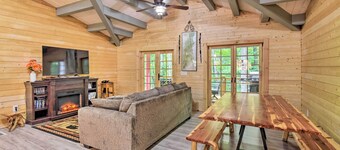 Pet-friendly Otto Mountain Cabin w/ Fireplace!