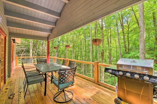 Pet-friendly Otto Mountain Cabin w/ Fireplace!