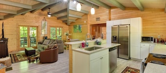 Pet-friendly Otto Mountain Cabin w/ Fireplace!