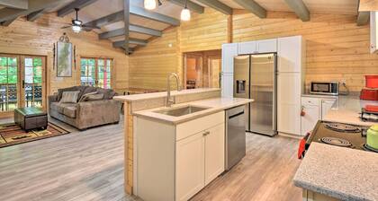Pet-friendly Otto Mountain Cabin w/ Fireplace!