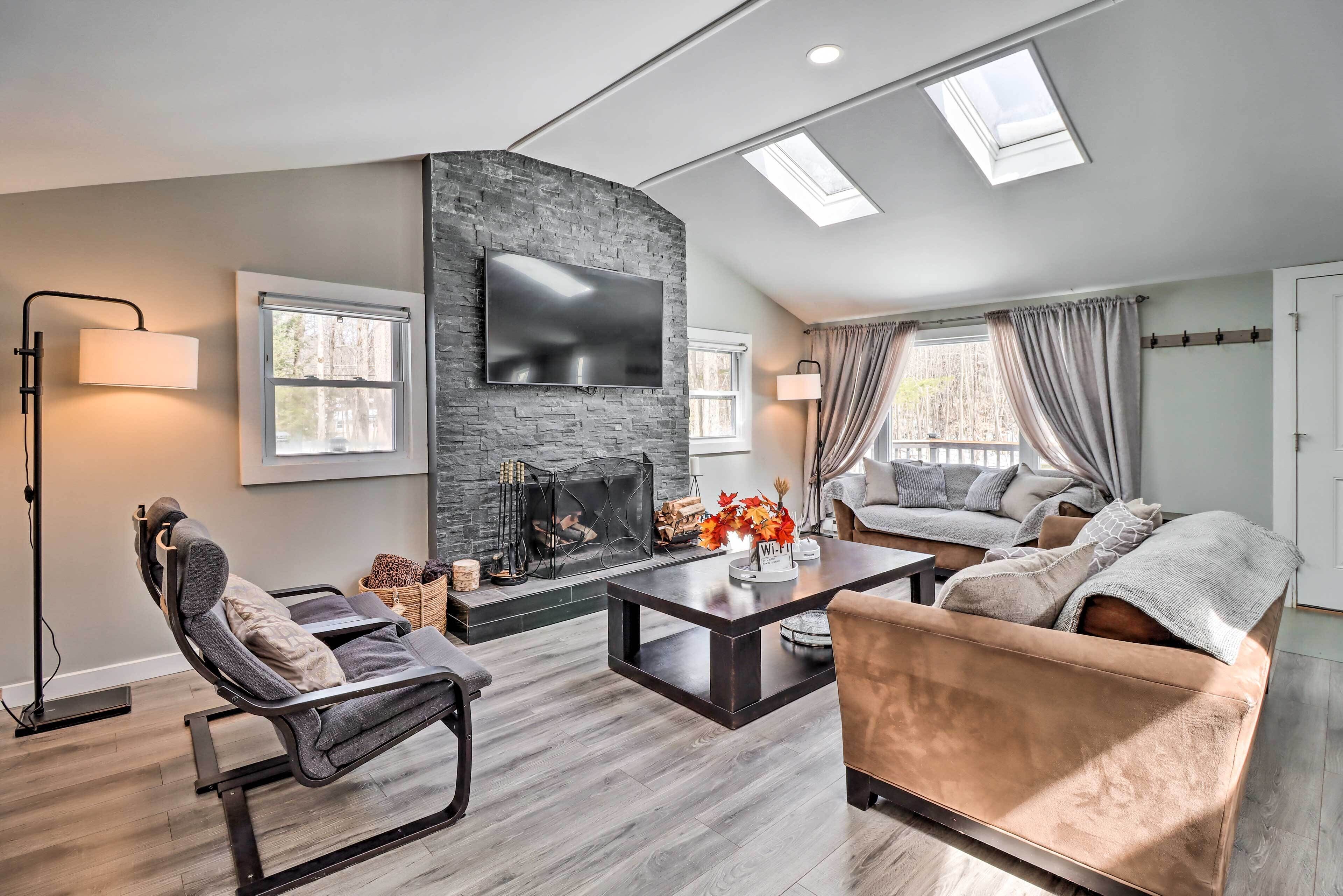 Modern-chic Pocono Escape: Hot Tub, Fireplace