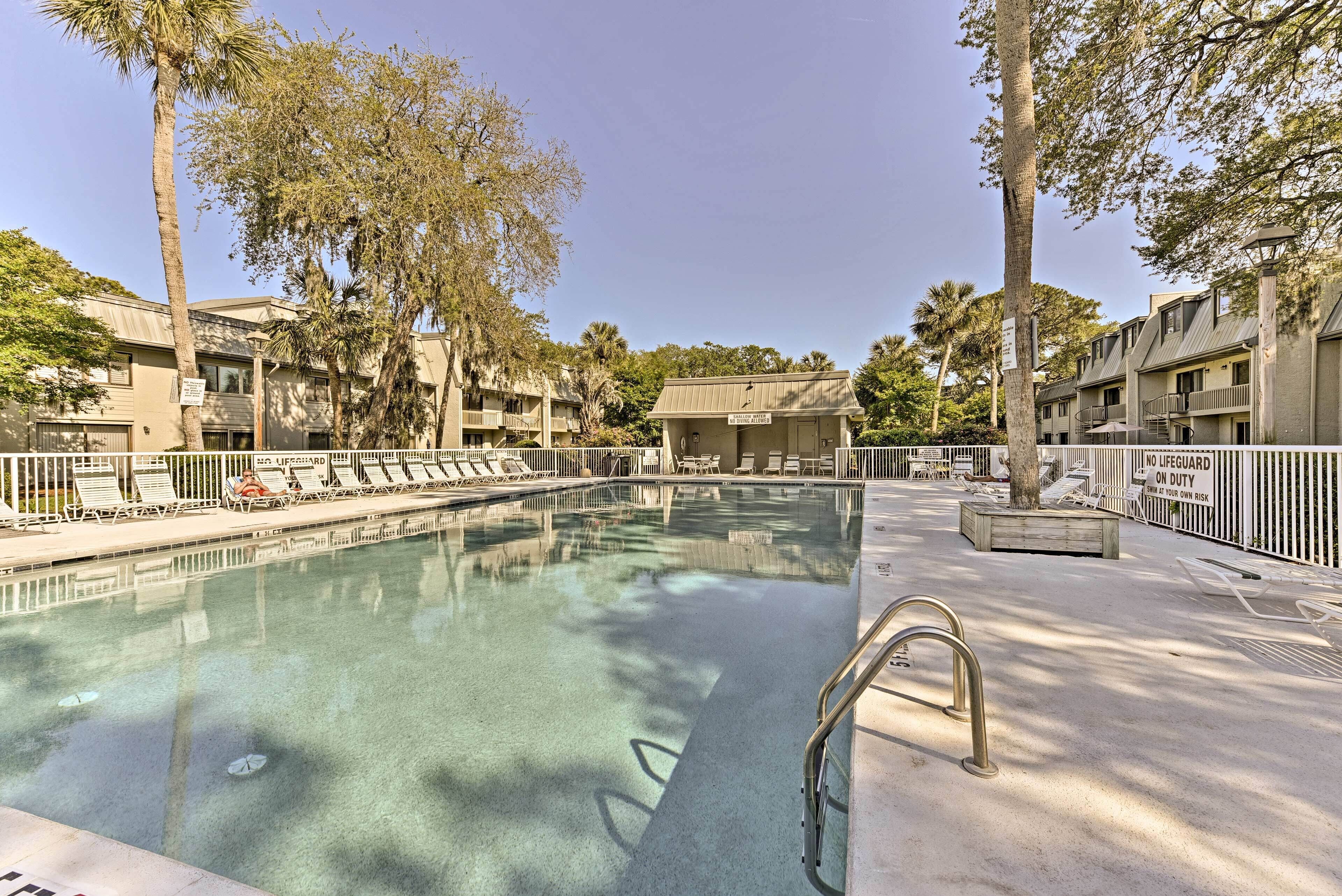 Hilton Head Condo w/ Pool Access: Steps to Beach!