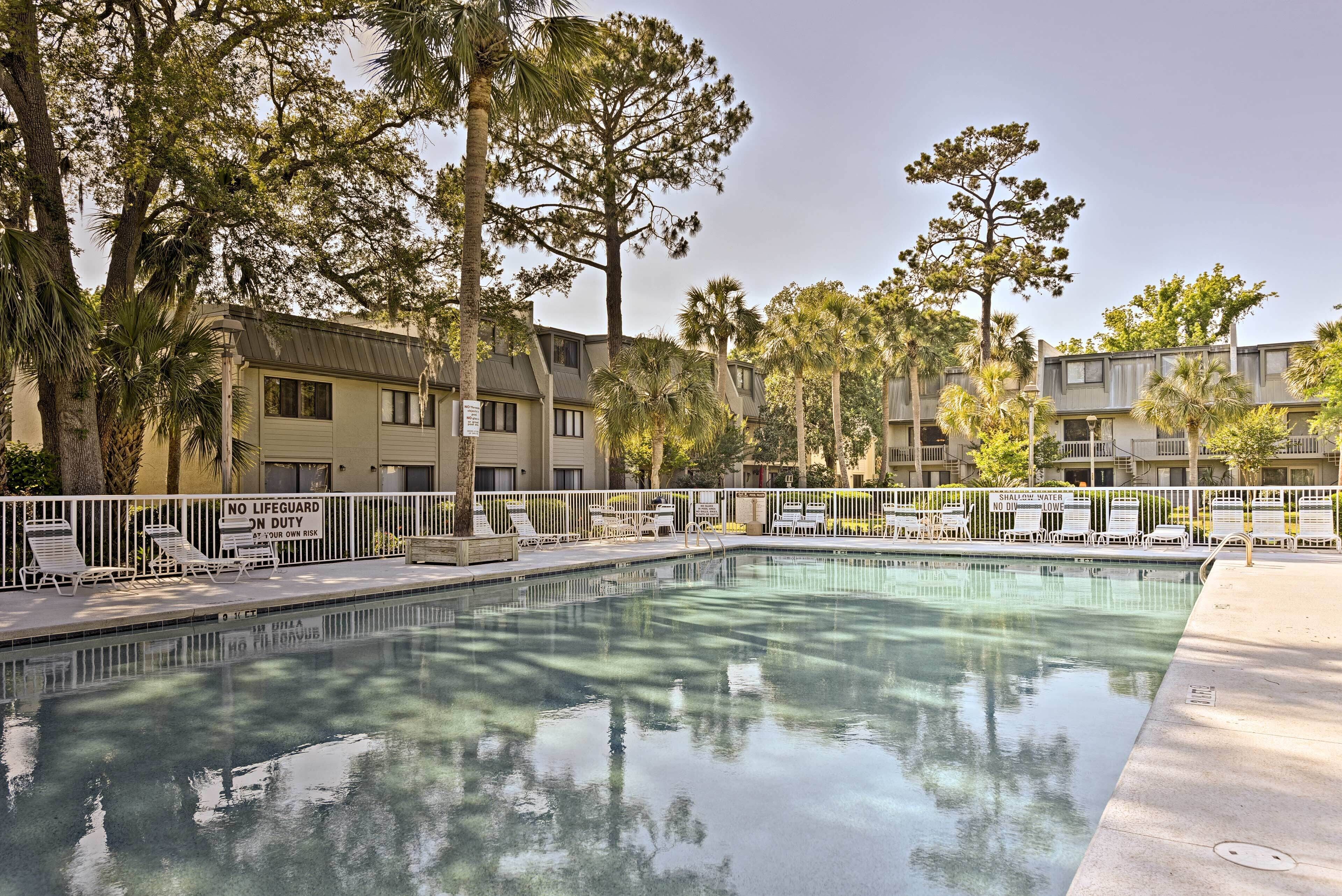 Hilton Head Condo w/ Pool Access: Steps to Beach!