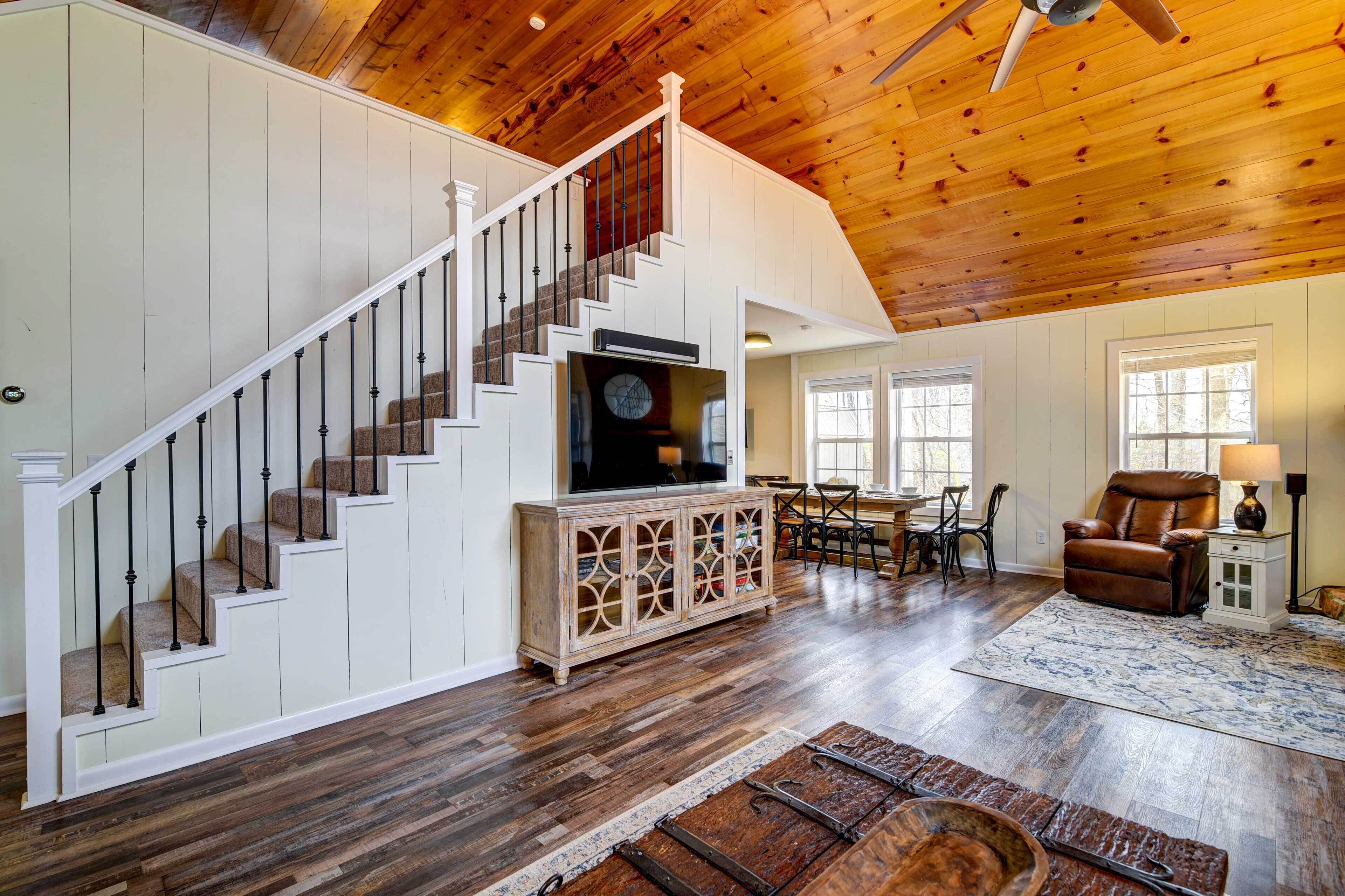 Lakefront Scottsville Retreat w/ Private Dock!