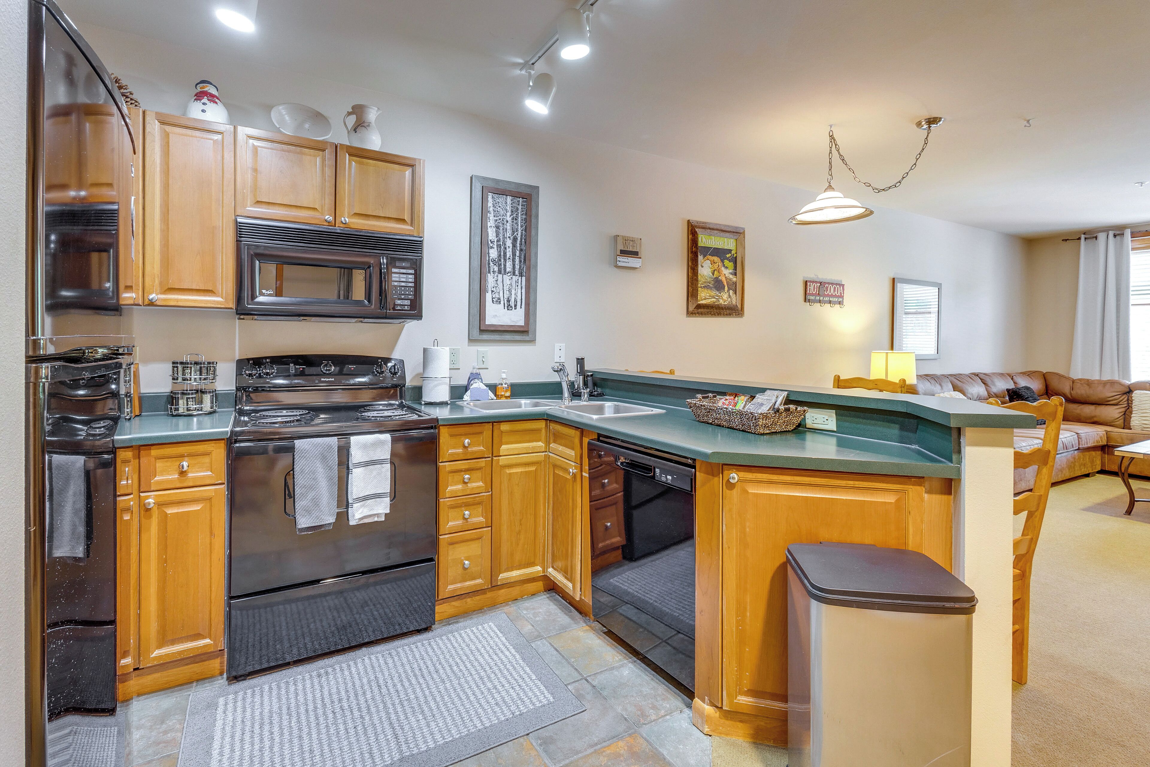 Una cocina moderna con electrodomésticos de acero inoxidable, armarios de madera y una isla central.