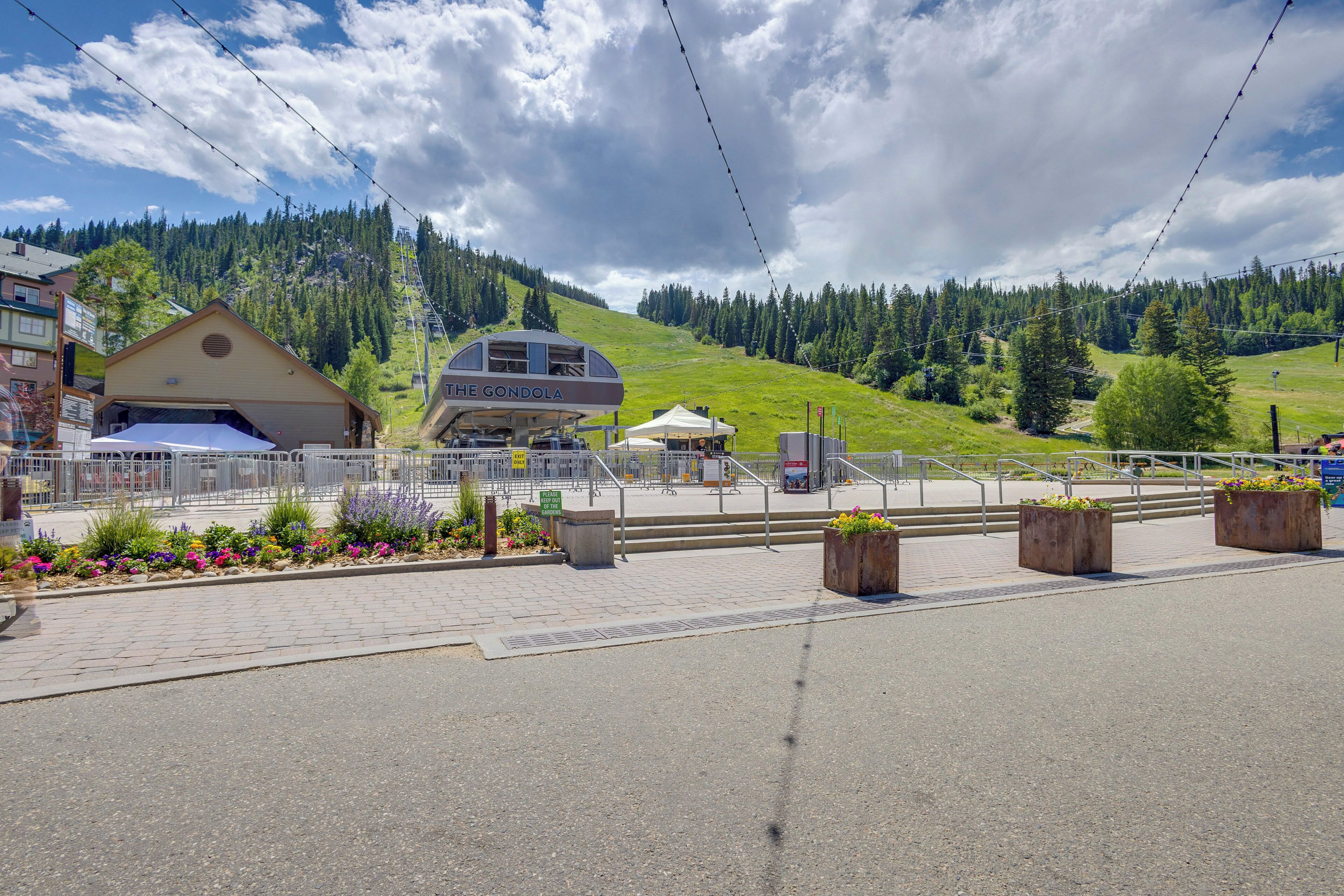 A hotel with a mountain view, a covered outdoor area, and a parking lot.