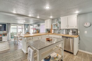 House (3 Bedrooms) | Interior - Cliff View Haven Million-dollar Views at 6MM (Rocky Mount)