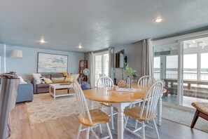 Interior - 'cliff View Haven' Rocky Mount Gem w/ Deck! (Rocky Mount)