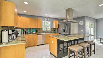 House (5 Bedrooms) | Private kitchen | Cookware/dishes/utensils, paper towels