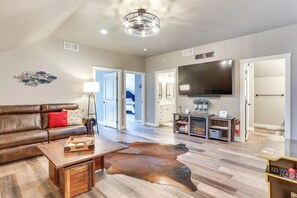 House (5 Bedrooms) | Interior