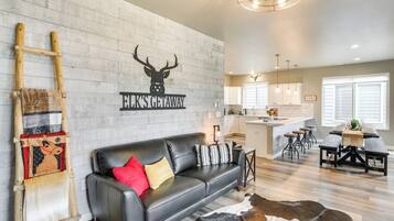 House (5 Bedrooms) | Interior