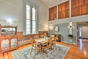 Interior - Lisle Apt: Fireplace & Stained Glass Windows! (Lisle)