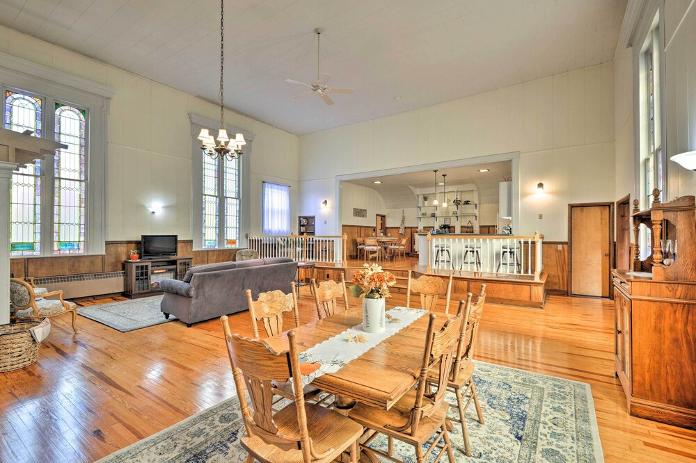 Lisle Apt: Fireplace & Stained Glass Windows!