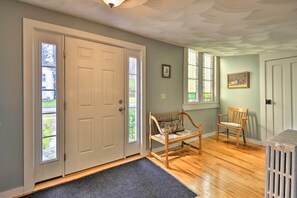 Apartment (3 Bedrooms) | Interior - Lisle Apt: Fireplace & Stained Glass Windows! (Lisle)