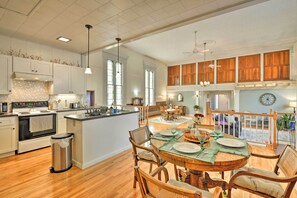 Interior - Lisle Apt: Fireplace & Stained Glass Windows! (Lisle)