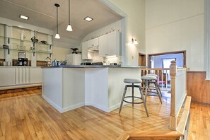 Interior - Lisle Apt: Fireplace & Stained Glass Windows! (Lisle)