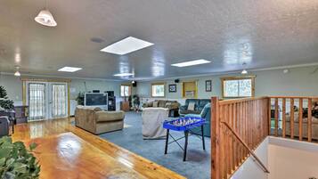 House (5 Bedrooms) | Interior