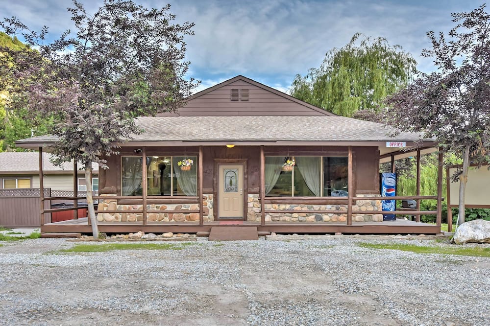 Huge Preston Cabin w/ Game Room & Mountain Views! - Lewiston, UT