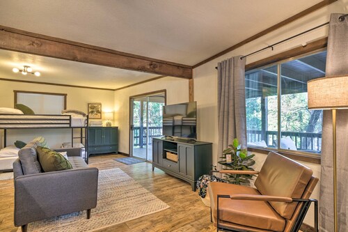 Near Trails: Cabin w/ 2-level Deck in Twain Harte