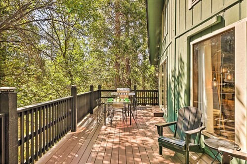 Near Trails: Cabin w/ 2-level Deck in Twain Harte