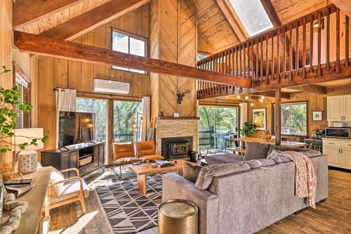 Near Trails: Cabin w/ 2-level Deck in Twain Harte