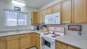 Private kitchen - Serene Country Club Getaway on Golf Course! (Palm Desert)