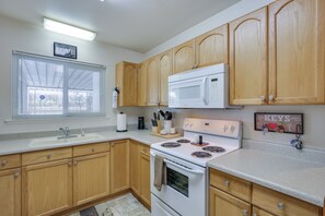 Microwave, oven, stovetop, dishwasher - Serene Country Club Getaway on Golf Course! (Palm Desert)