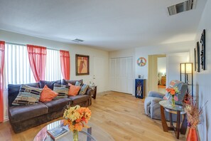 TV, books - Serene Country Club Getaway on Golf Course! (Palm Desert)