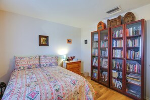 2 bedrooms, iron/ironing board, bed sheets - Serene Country Club Getaway on Golf Course! (Palm Desert)