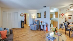 Living area - Serene Country Club Getaway on Golf Course! (Palm Desert)