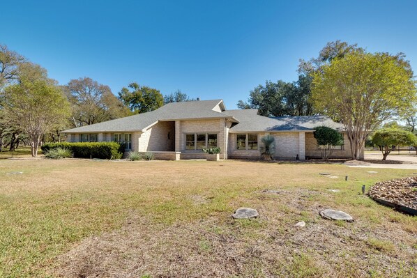 House (3 Bedrooms) | Interior - Pool, Patio & Privacy! Home Near Georgetown Square (Georgetown)