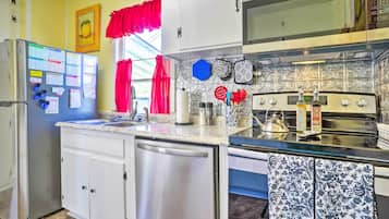 House (2 Bedrooms) | Private kitchen | Microwave, oven, stovetop, dishwasher