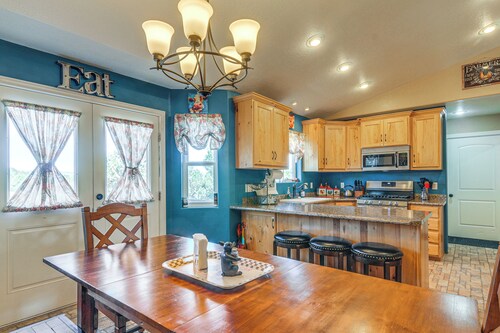 18 Mi to Mammoth Cave: Spacious Group Getaway