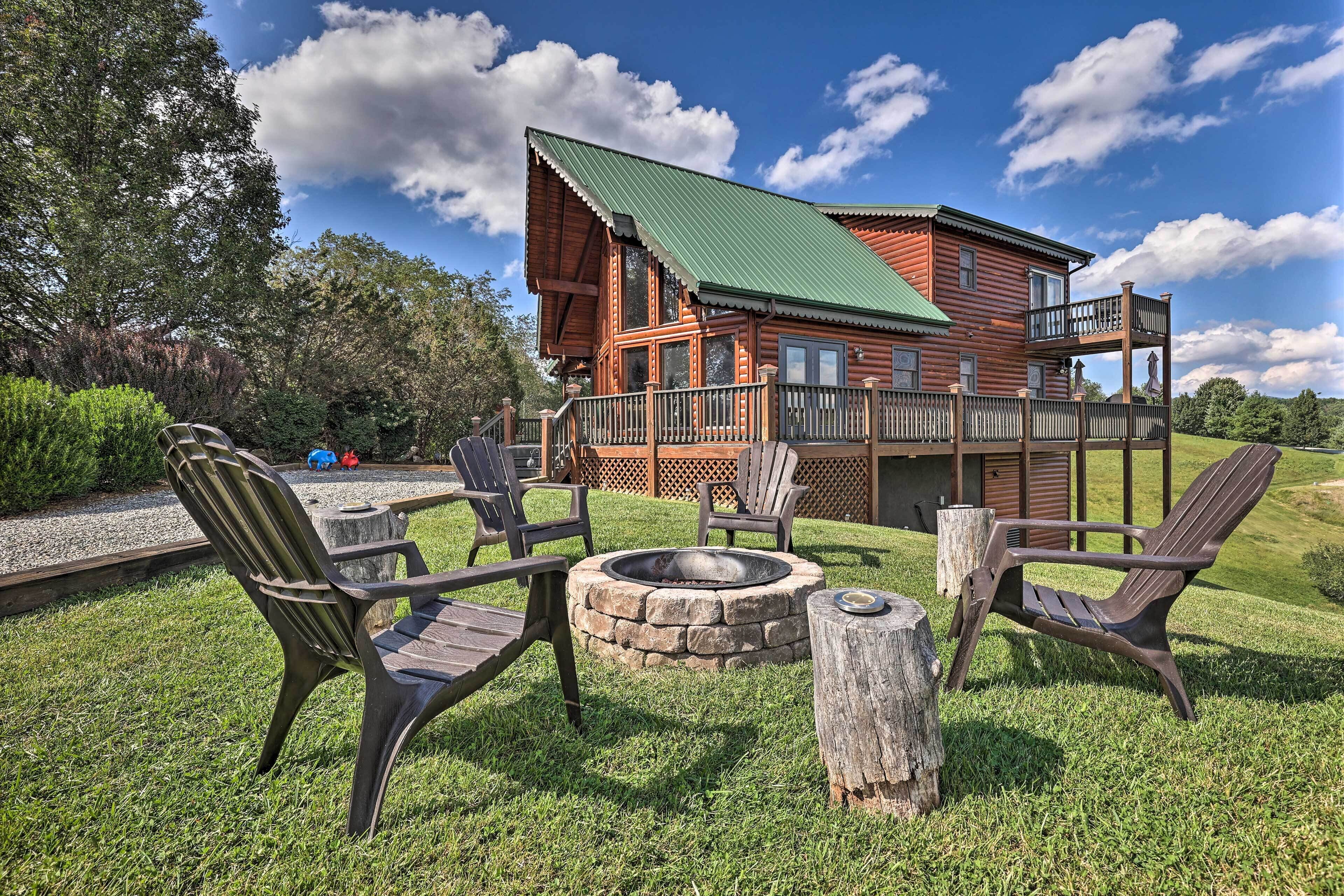 Piney Creek Mountain-view Cabin w/ Wraparound Deck