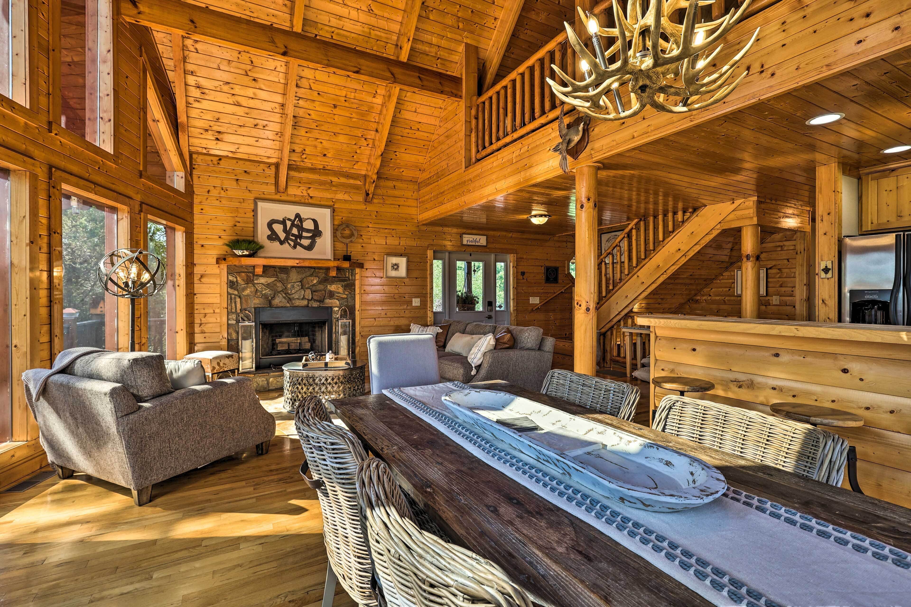 Piney Creek Mountain-view Cabin w/ Wraparound Deck