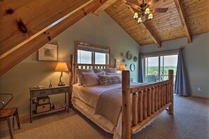 3 bedrooms, desk, laptop workspace, iron/ironing board - Piney Creek Mountain-view Cabin w/ Wraparound Deck (Piney Creek)