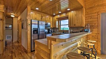House (3 Bedrooms) | Private kitchen | Cookware/dishes/utensils, paper towels